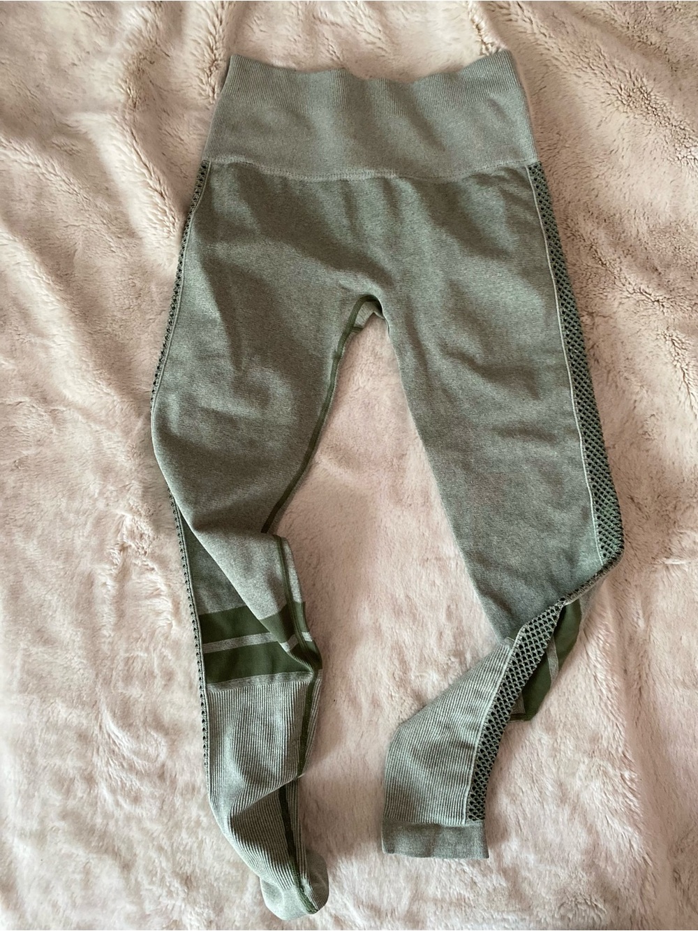 Bombshell Sportwear leggings side mesh details - Picture 3 of 8